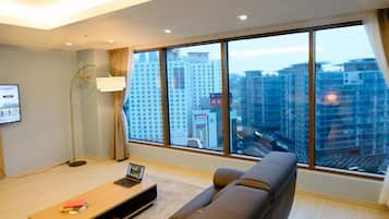 European Suite, Ocean View (Occupancy : min 4, max 8 - Additional person fee pay upon arrival) | Sala de estar | Televisión de pantalla plana