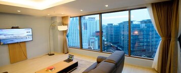 European Suite, Ocean View (Occupancy : min 4, max 8 - Additional person fee pay upon arrival) | Sala de estar | Una televisión de pantalla plana