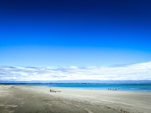 Ubicación cercana a la playa, toallas de playa y remo o canoa