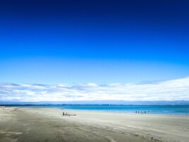 Beach nearby, beach towels, rowing