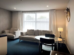 อพาร์ทเมนท์, 2 ห้องนอน, อ่างน้ำวน | บริเวณนั่งเล่น | ทีวีจอแบน 55 นิ้ว พร้อมช่องดิจิตอล, ทีวี, Netflix