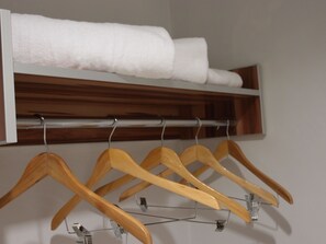 Coffres-forts dans les chambres, bureau, fer et planche à repasser