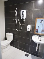 Shower, hair dryer, bidet, towels