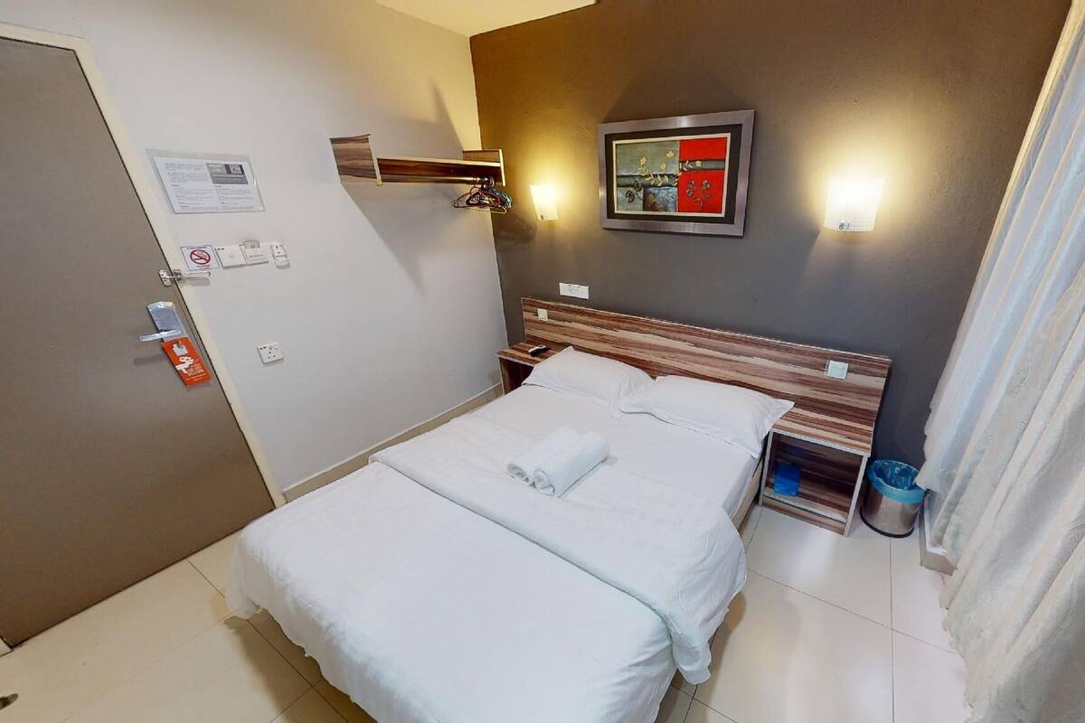 Superior Double Room (With Window) | In-room safe, desk, iron/ironing board (on request), WiFi (free)
