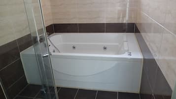 Deluxe Double Room | Deep soaking bathtub