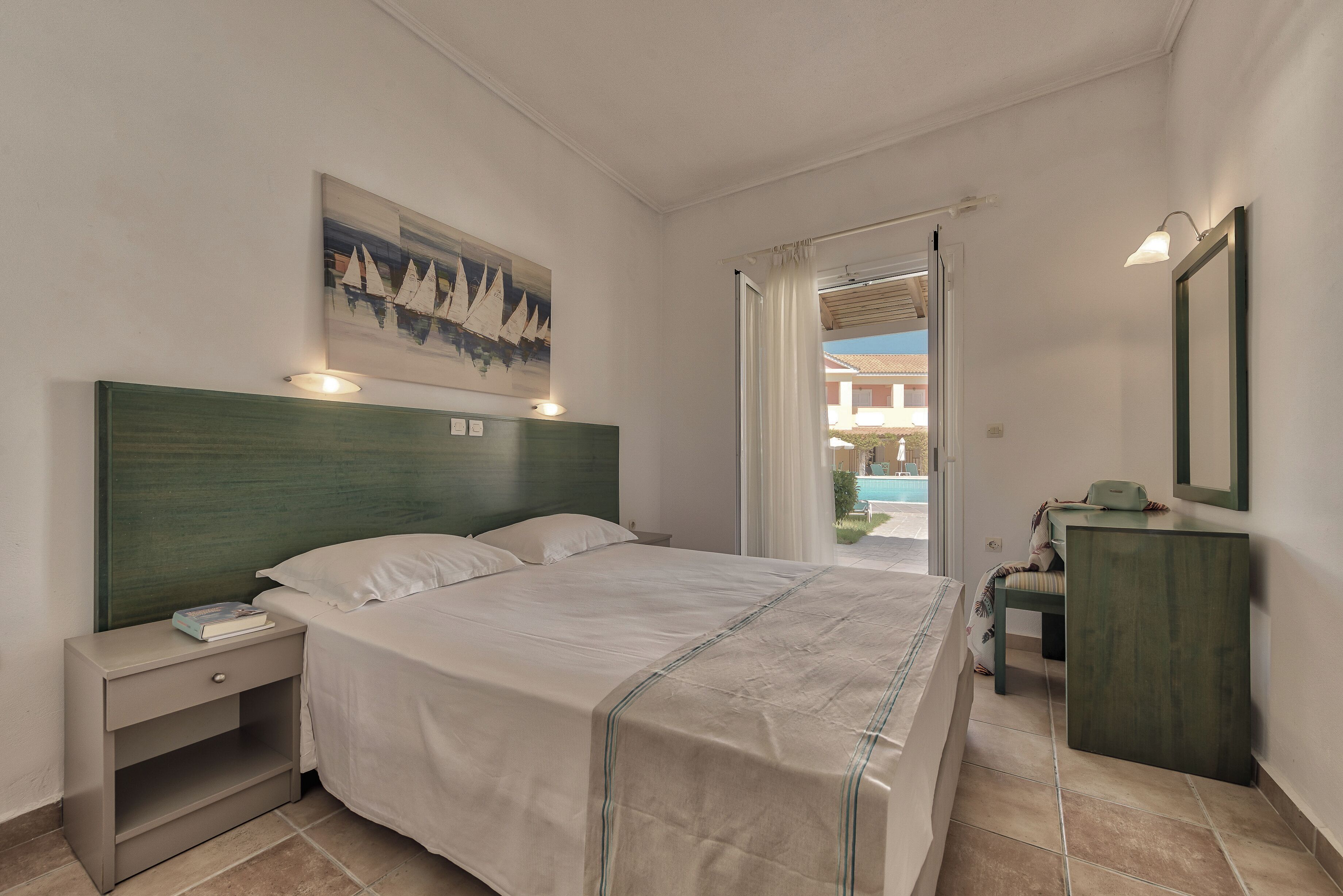 Chambre Confort Double ou avec lits jumeaux | Coffres-forts dans les chambres, Wi-Fi gratuit, draps fournis