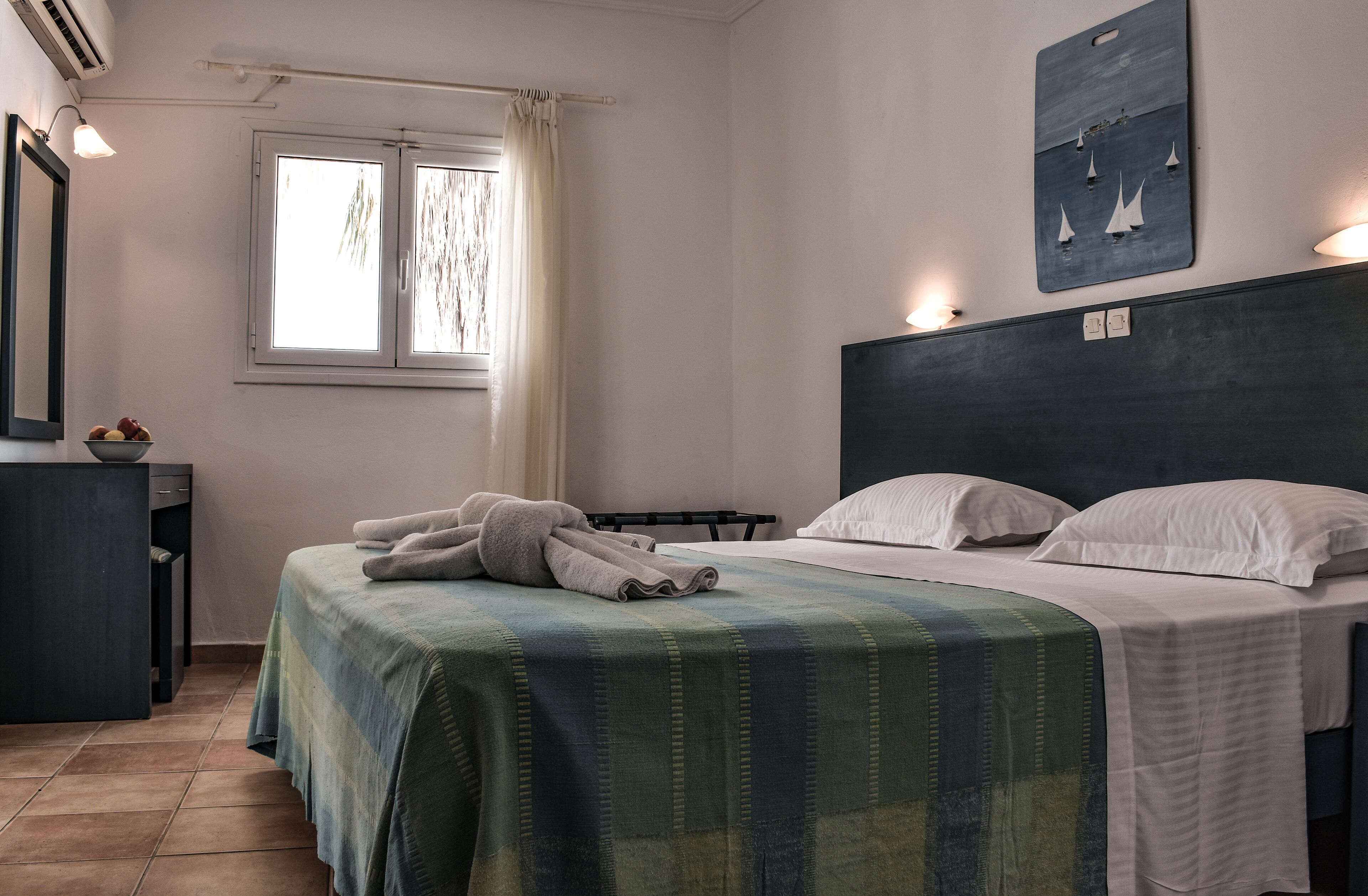 In-room safe, WiFi (free), bed sheets
