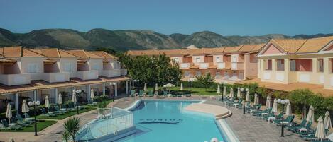 Piscine extérieure, parasols de plage, chaises longues