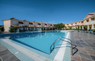 2 piscine all'aperto, ombrelloni da piscina, lettini