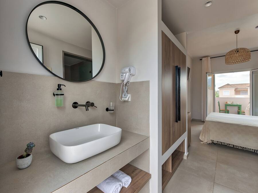 Habitación Premium con 1 cama doble o 2 individuales | Caja fuerte, wifi gratis, ropa de cama