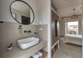 Habitación Premium con 1 cama doble o 2 individuales | Caja fuerte, wifi gratis, ropa de cama