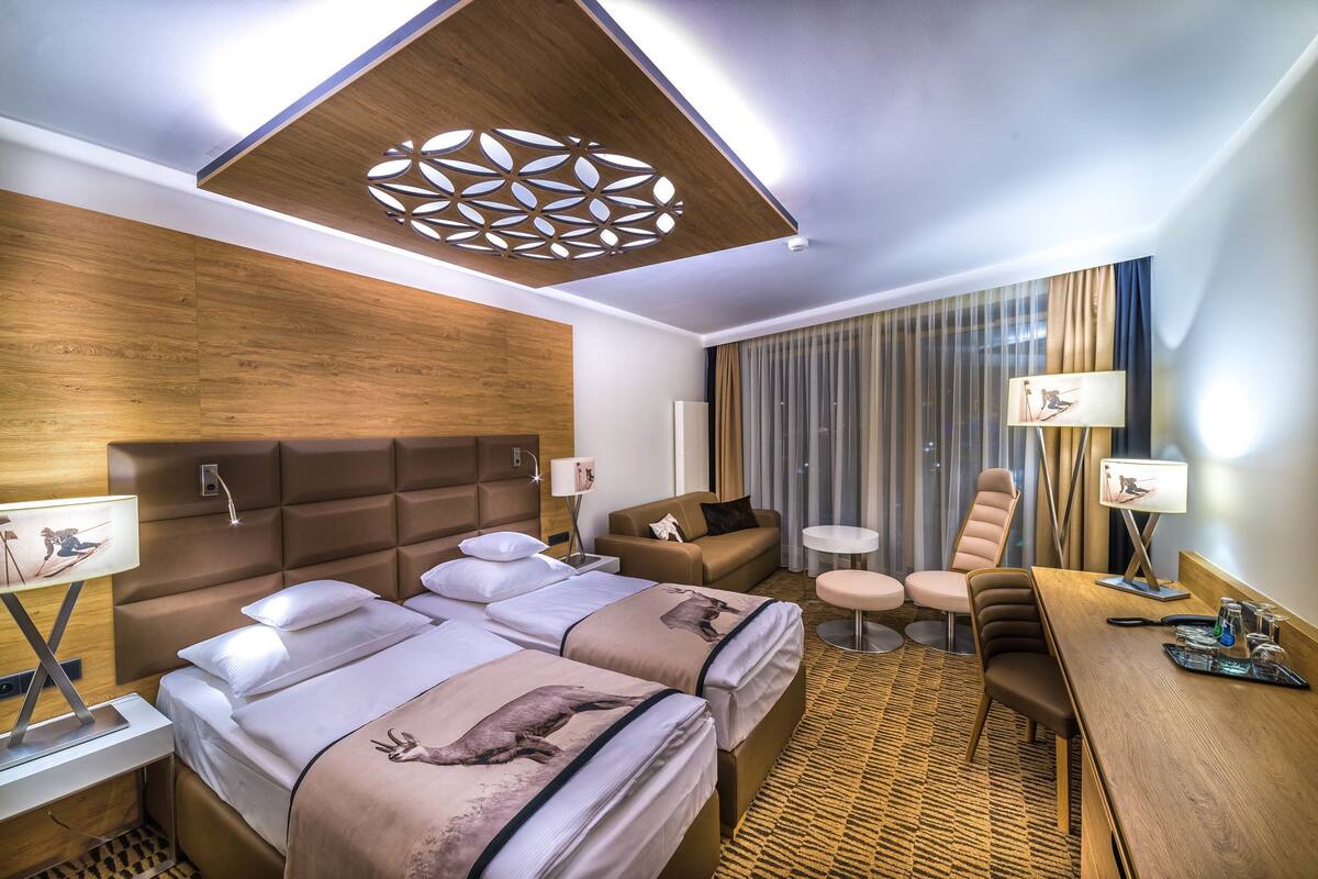 Minibar, két bảo mật tại phòng, bàn 