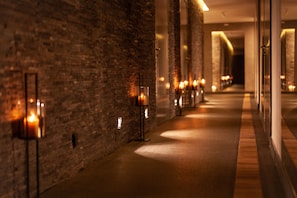 Een bubbelbad, een stoombad, lichaamsbehandelingen, aromatherapie