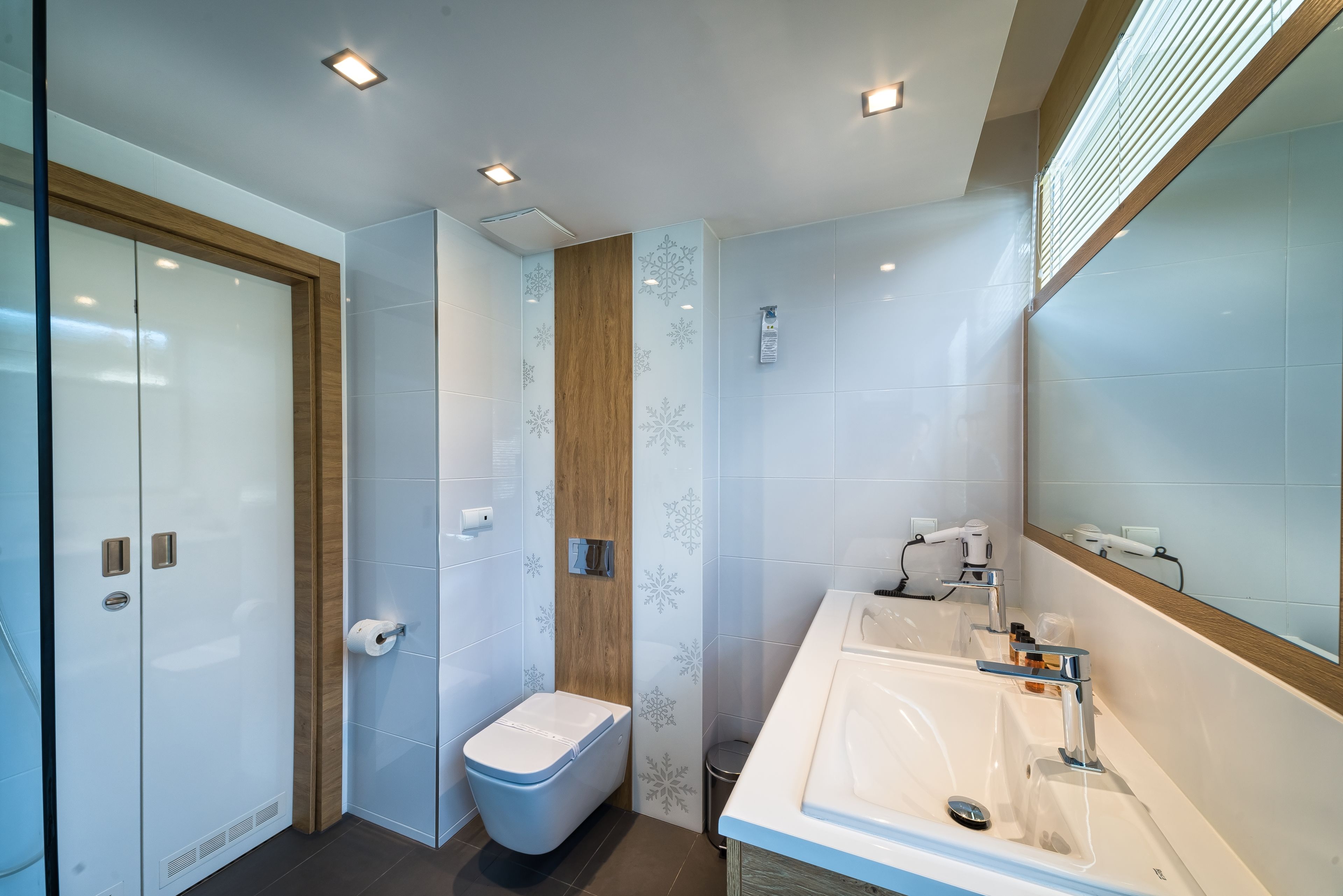 executive double or twin room | bathroom | shower, free toiletries, hair dryer, bathrobes