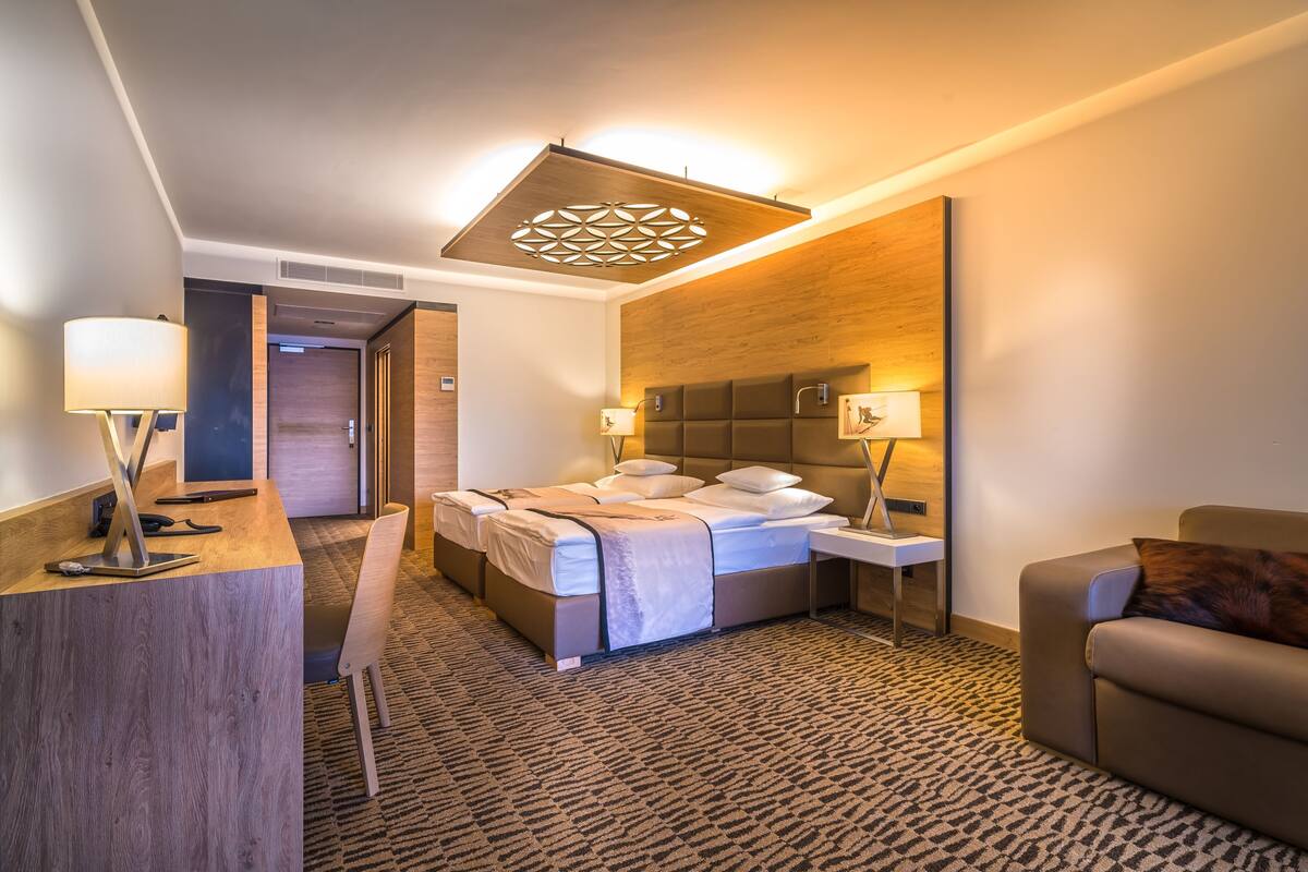 Minibar, két bảo mật tại phòng, bàn 