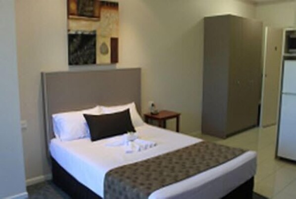 Twin Room | Minibar, desk, iron/ironing board, rollaway beds (surcharge) - Emerald Executive Apartments (Emerald)