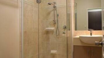 Shower, pengering rambut, dan handuk