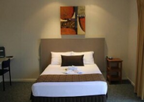 Standard Room, 1 Queen Bed - Emerald Executive Apartments (Emerald)