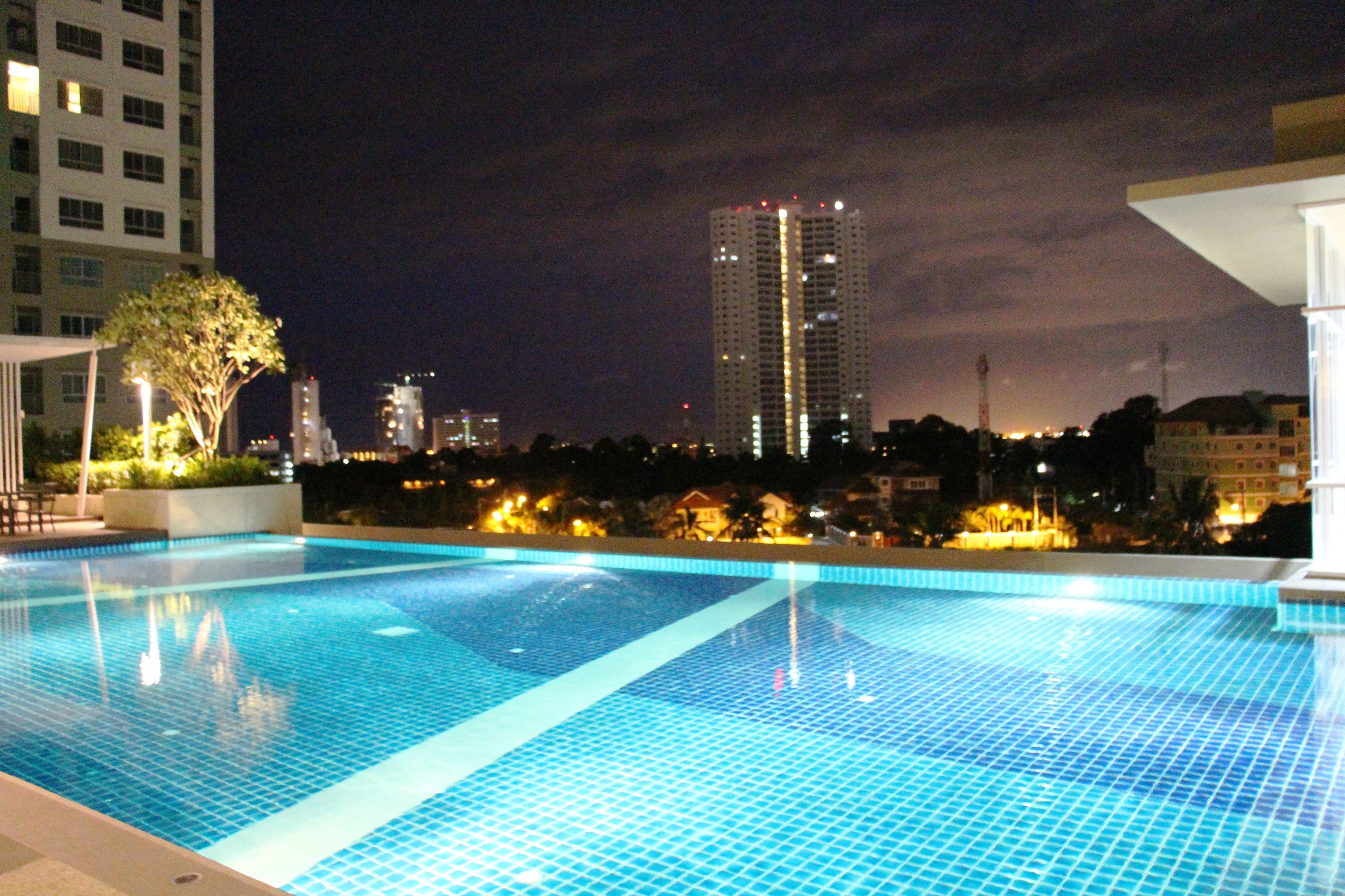 Piscina externa, espreguiçadeiras