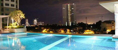 Piscina externa, espreguiçadeiras