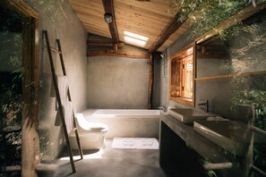 Kamar Elite, 1 kamar tidur, patio, pemandangan bukit | Kamar mandi | Kombinasi shower/bathtub dan pancuran hujan