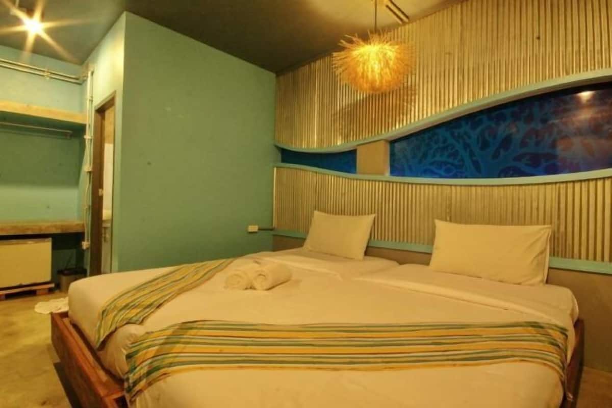 Premium bedding, pillowtop beds, blackout drapes, WiFi (free)