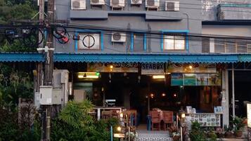 Vista frontal de la propiedad