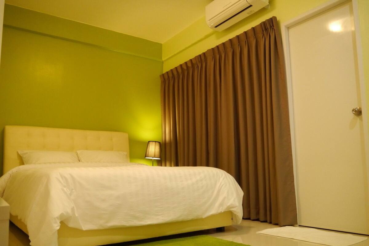Queen Size Bed | Minibar, desk, iron/ironing board (on request), rollaway beds