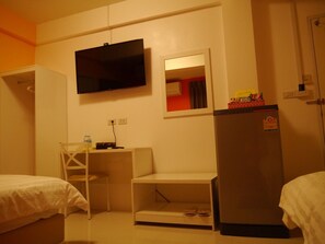 Twin Room | Living area | 42-inch LED TV with satellite channels, TV - Don Mueang Airport Modern Bangkok Hotel (Bangkok)