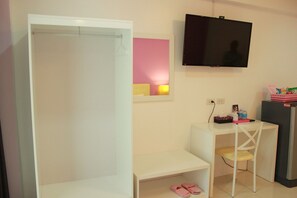 King Size Bed | Living area | 42-inch LED TV with satellite channels, TV - Don Mueang Airport Modern Bangkok Hotel (Bangkok)