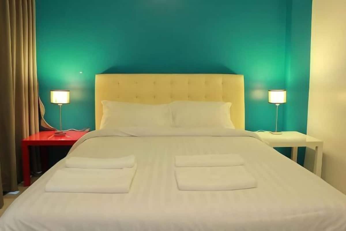 Minibar, una scrivania, ferro/asse da stiro