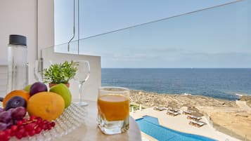 Tweepersoonskamer, balkon, uitzicht op zee | Een kluis op de kamer, een bureau, gratis wifi, beddengoed