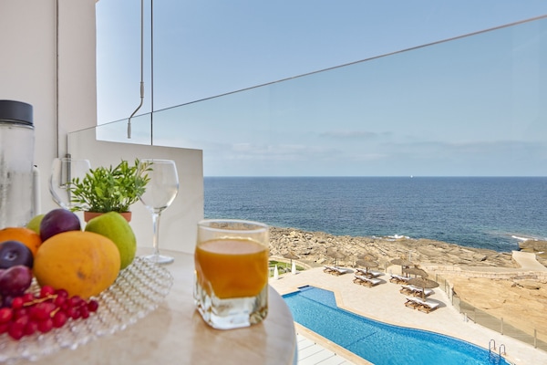 Habitación doble, balcón, vistas al mar | Caja fuerte, escritorio, wifi gratis y ropa de cama