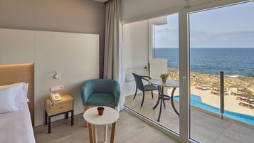 Tweepersoonskamer, balkon, uitzicht op zee | Een kluis op de kamer, een bureau, gratis wifi, beddengoed