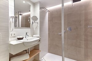 Quarto casal, sacada, vista para o mar | Banheiro | Chuveiro, chuveiro com efeito de chuva