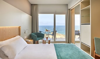 Quarto casal, sacada, vista para o mar | Cofres nos quartos, escrivaninha, Wi-Fi de cortesia, roupa de cama