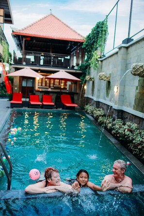 สระว่ายน้ำกลางแจ้ง, ร่มริมสระว่ายน้ำ, เก้าอี้อาบแดดริมสระ