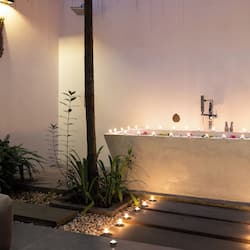 Deep-soaking bathtub