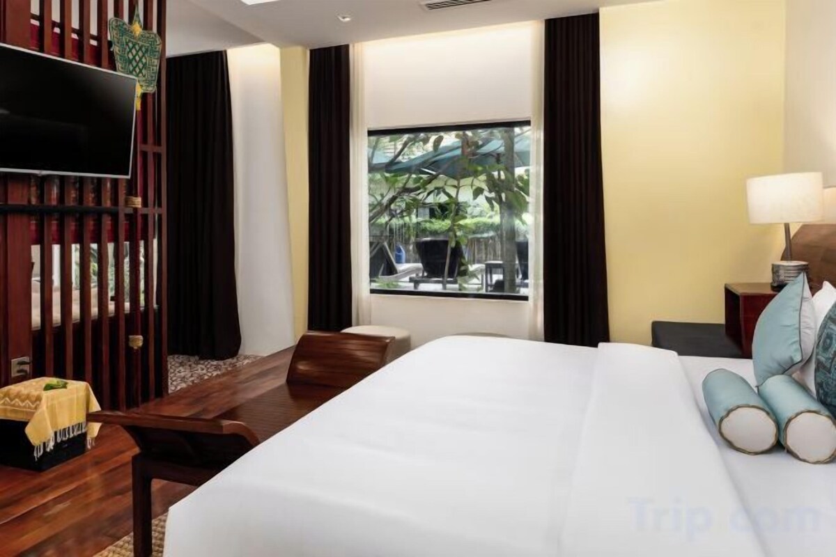 Minibar, coffres-forts dans les chambres, bureau