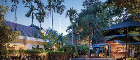 Een buitenzwembad, parasols voor strand/zwembad