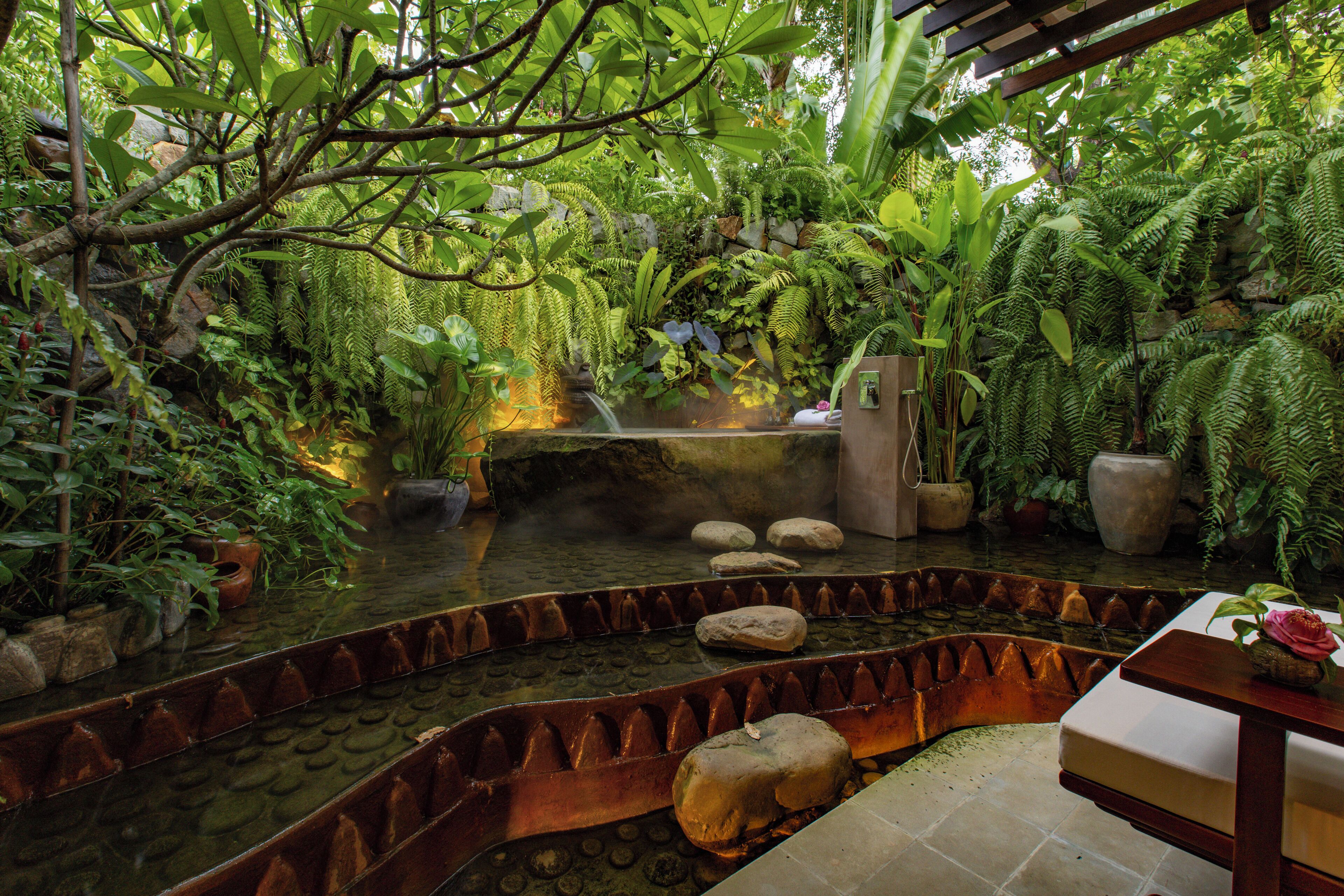 Bungalow Suite with Outdoor Bathtub | Phòng tắm | Bồn tắm và buồng tắm vòi sen riêng, bồn tắm ngâm, vòi sen thủy lực 