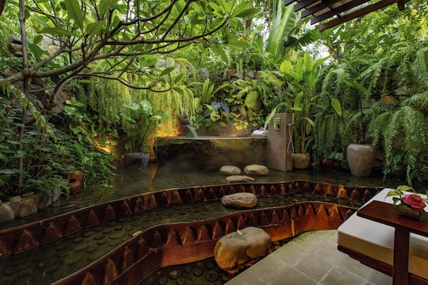 Bungalow Suite with Outdoor Bathtub | Banheiro | Banheira e chuveiro separados, banheira de imersão