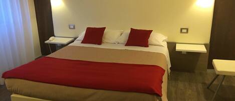 Cofres nos quartos, escrivaninha, espaço de trabalho para notebook