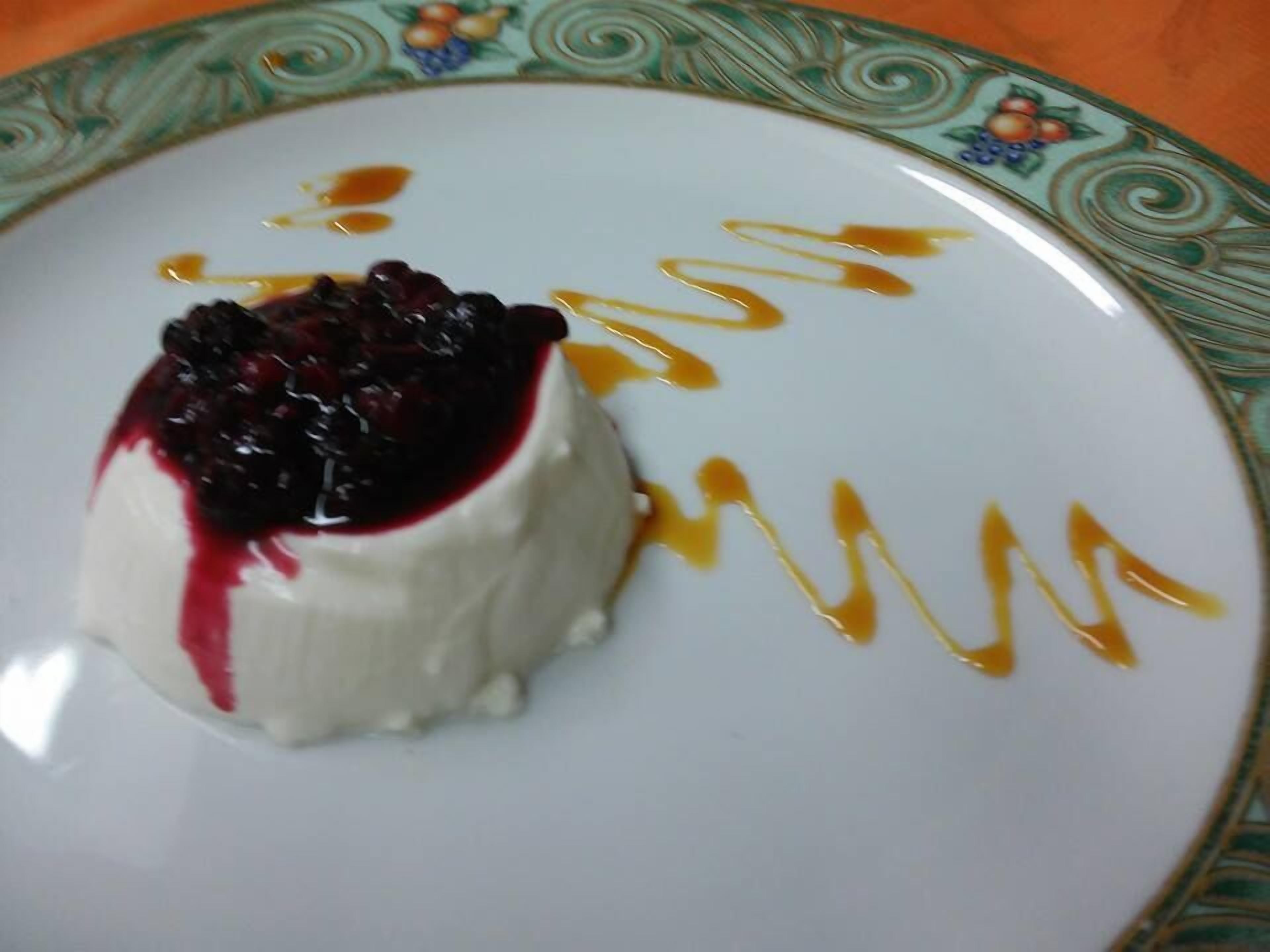 Un postre en un plato con un borde decorativo.
