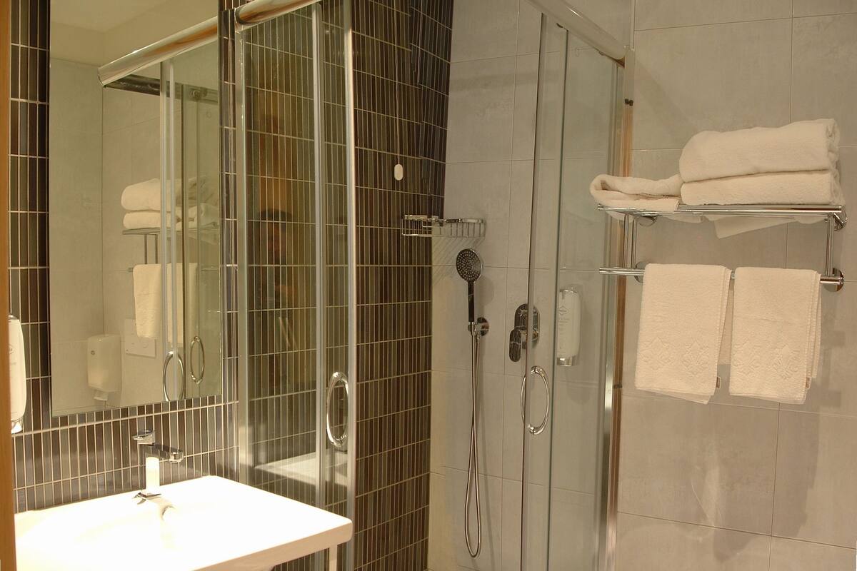 comfort twin room | bathroom | shower, free toiletries, hair dryer, slippers