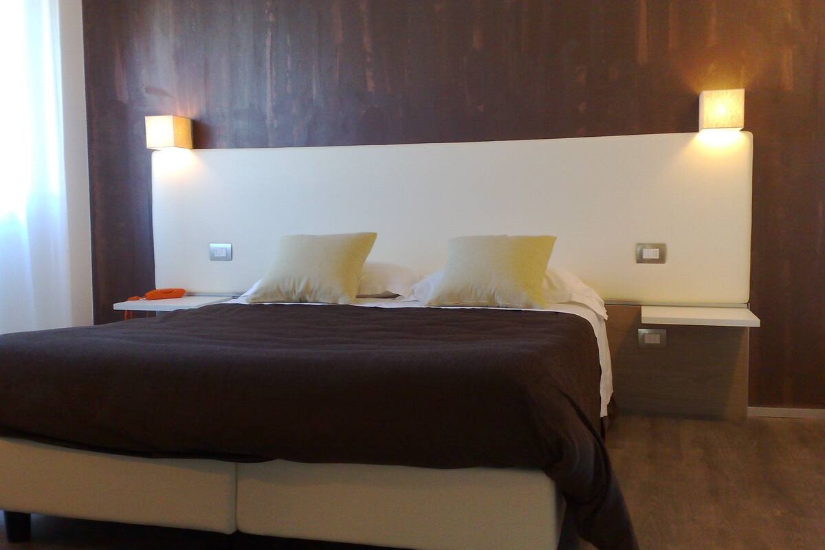 in-room safe, desk, laptop workspace, soundproofing