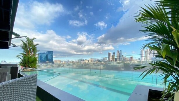 Outdoor pool - Jade Hotel & Suites (Makati)