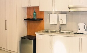 Habitación Deluxe doble | Mobiliario individual, escritorio, tabla de planchar con plancha