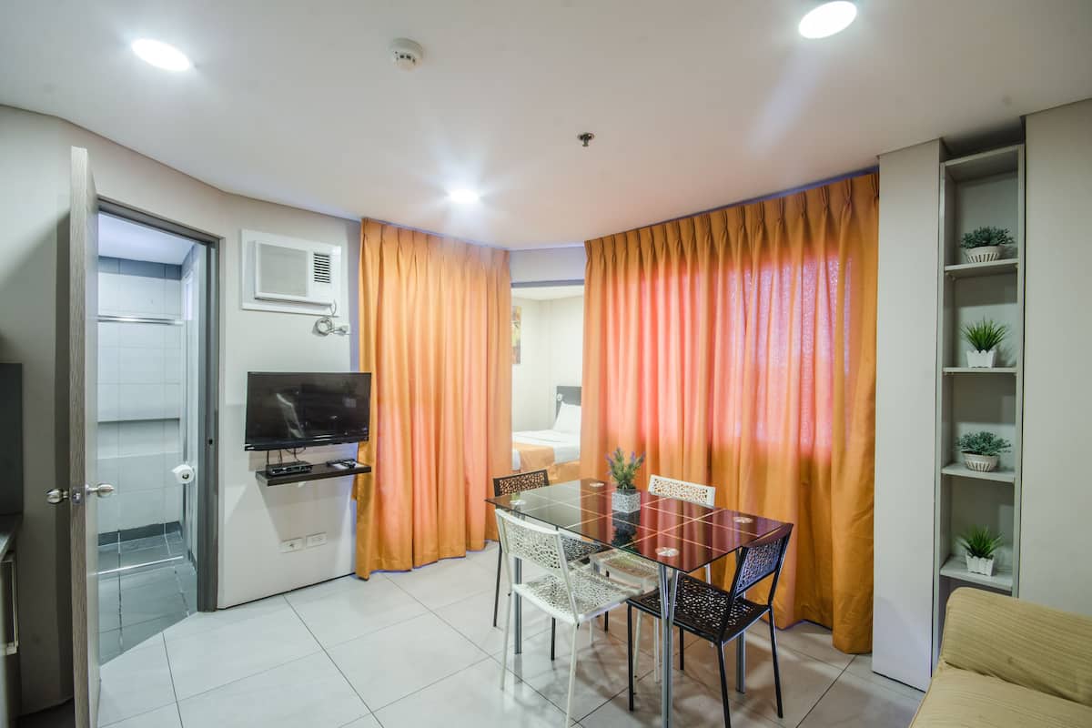Premier Suite | Individually furnished, desk, iron/ironing board, free WiFi