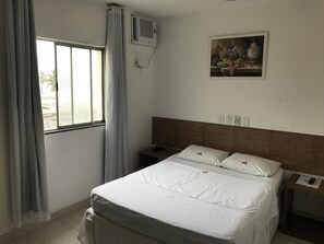 Minibar, desk, blackout curtains, iron/ironing board - Onix Hotel Praia de Piatã (Salvador)
